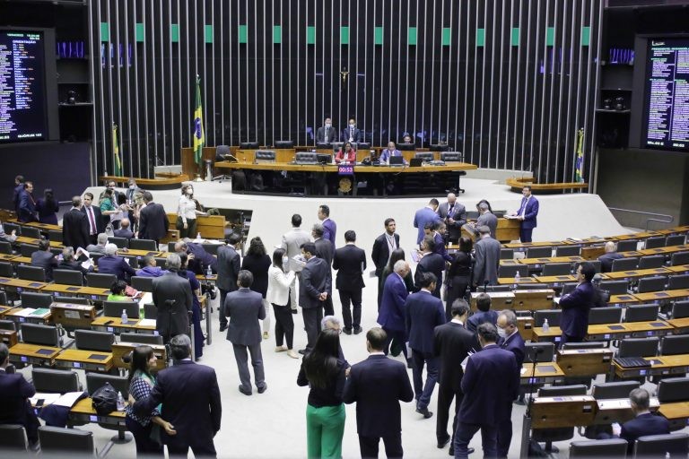 Izar conversa com a coautora do projeto, Soraya Santos, durante a discussão da proposta - (Foto: Paulo Sérgio/Câmara dos Deputados)