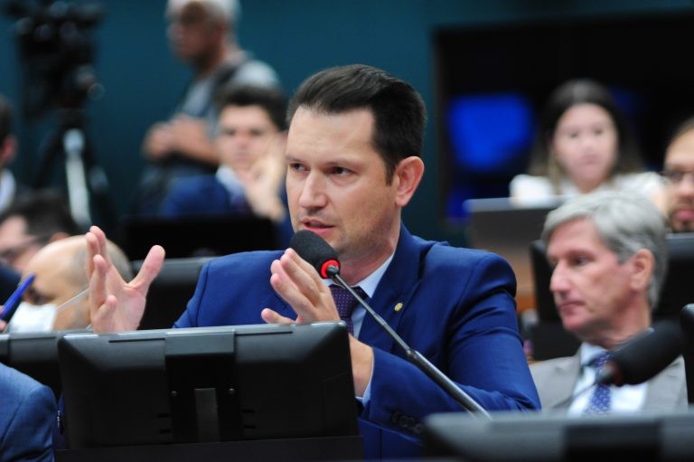 O relator da proposta, deputado Gilson Marques - (Foto: Billy Boss/Câmara dos Deputados)