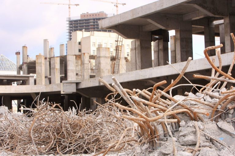 Mais de 7 mil obras iniciadas nos últimos dez anos foram deixadas - (Foto: Depositphotos)