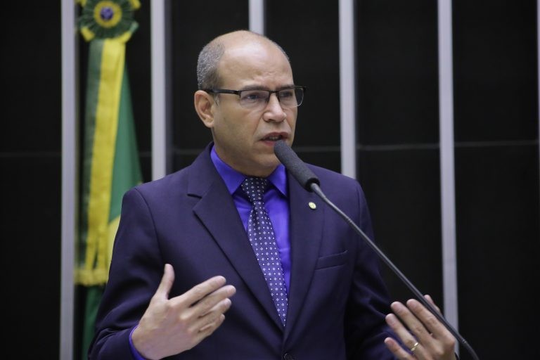 Carlos Gomes ampliou o rol de locais atingidos pela regra - (Foto: Paulo Sérgio/Câmara dos Deputados)