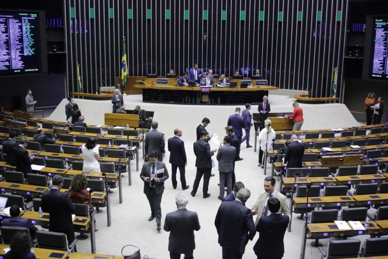 Deputados analisam propostas em sessão do Plenário - (Foto: Paulo Sérgio/Câmara dos Deputados)