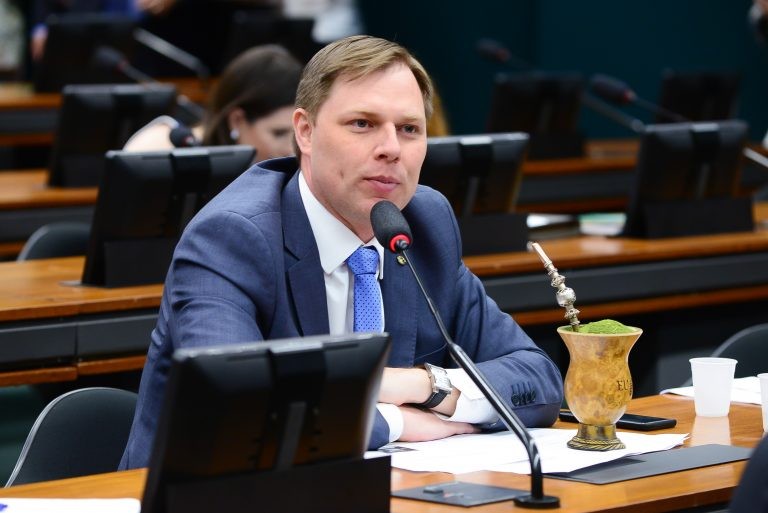Lucas Redecker apontou necessidade de ações intersetoriais e transversais - (Foto: Billy Boss/Câmara dos Deputados)