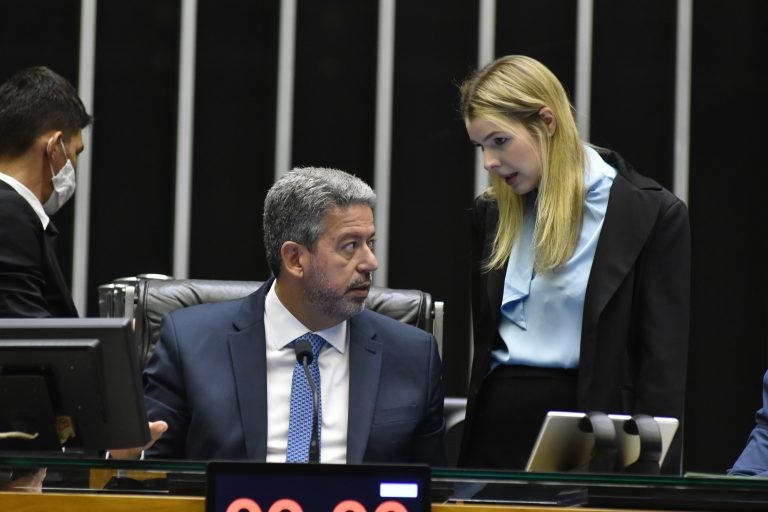 Presidente da Câmara, Arthur Lira, e a relatora do tema, Luisa Canziani - (Foto: Zeca Ribeiro/Câmara dos Deputados)