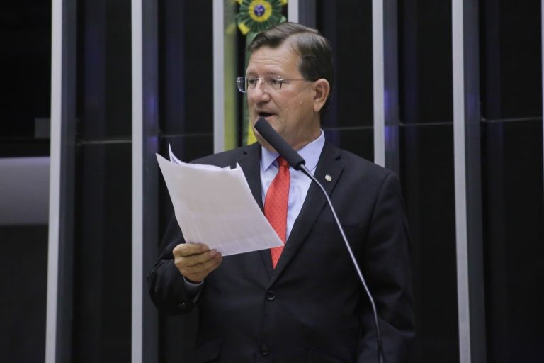 José Ricardo recomendou a aprovação de substitutivo - (Foto: Paulo Sérgio/Câmara dos Deputados)
