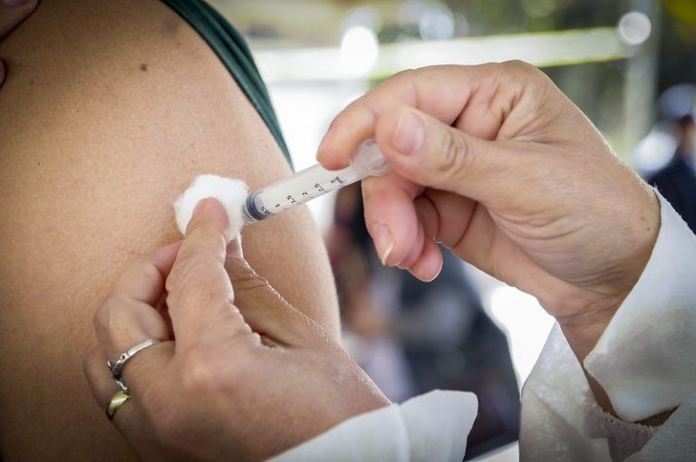 Brasil já vacinou 77% da população - (Foto: Breno Esaki/Agência Saúde DF)