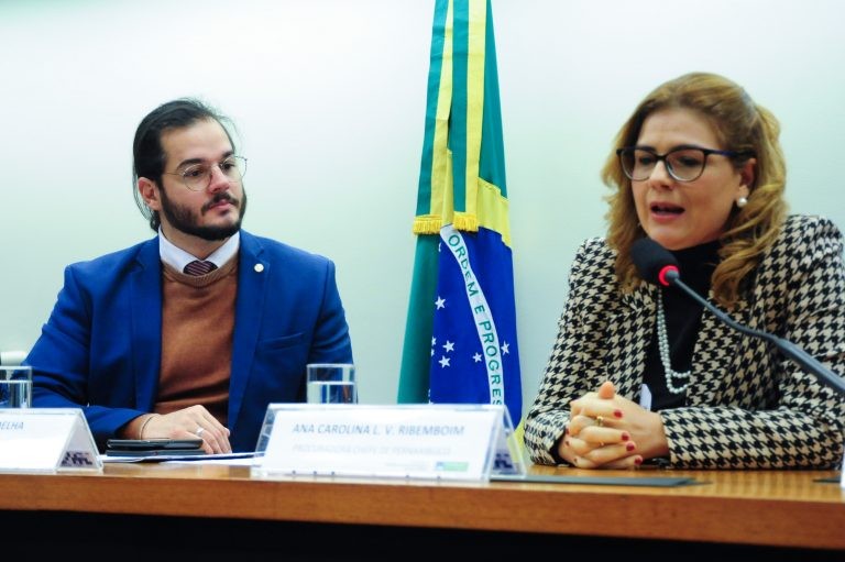 Deputado Túlio Gadêlha (E) e a procuradora Ana Carolina Ribemboim - (Foto: Billy Boss/Câmara dos Deputados)