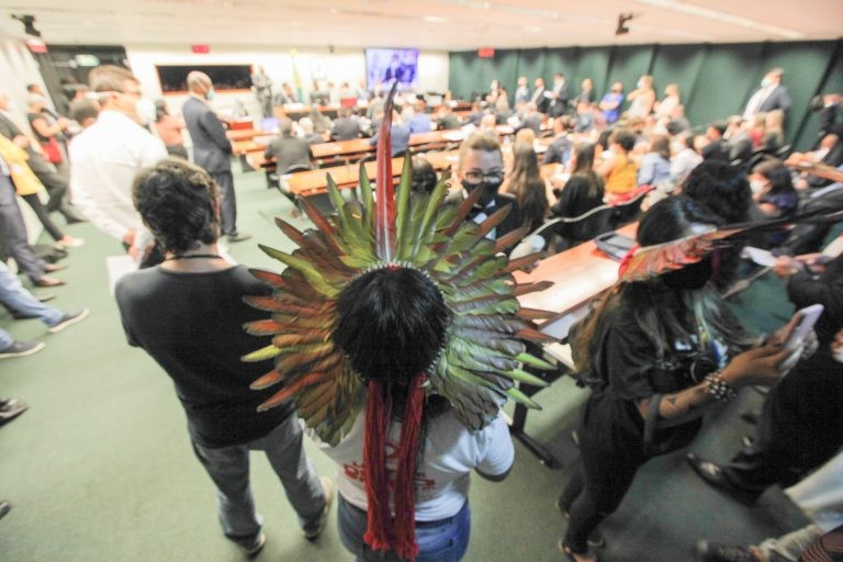 Índios reunidos na Câmara cobraram providências sobre a morte da menina ianomâmi - (Foto: Antonio Araujo/Câmara dos Deputados)