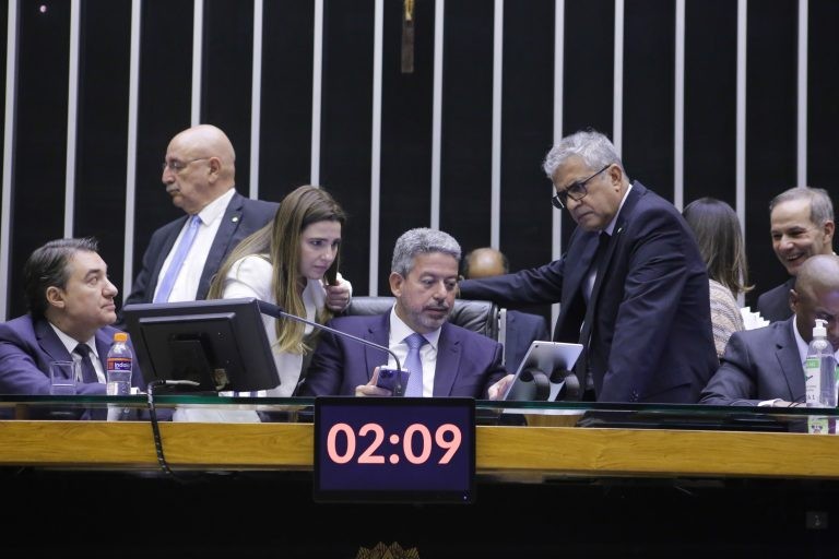Arthur Lira (C) preside a sessão do Plenário - (Foto: Paulo Sérgio/Câmara dos Deputados)