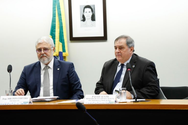 Deputado Milton Coelho (E) e o ministro Paulo Alvim, durante audiência pública - (Foto: Elaine Menke/Câmara dos Deputados)