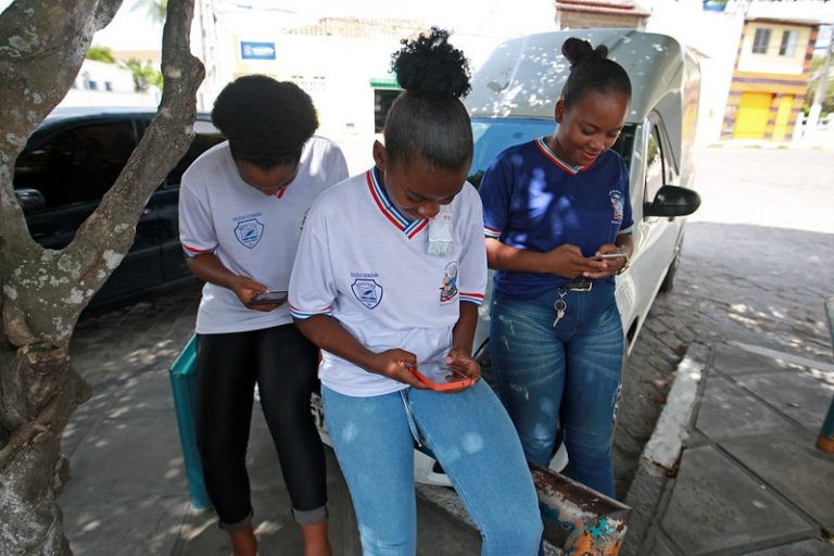 Acesso gratuito à internet poderá ser concedido a mais de um aluno por família - (Foto: Joá Souza/GOVBA)