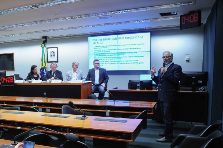 Pesquisadores alertaram para perda de R$ 3 bilhões para a área de PD&I - (Foto: Billy Boss/Câmara dos Deputados)