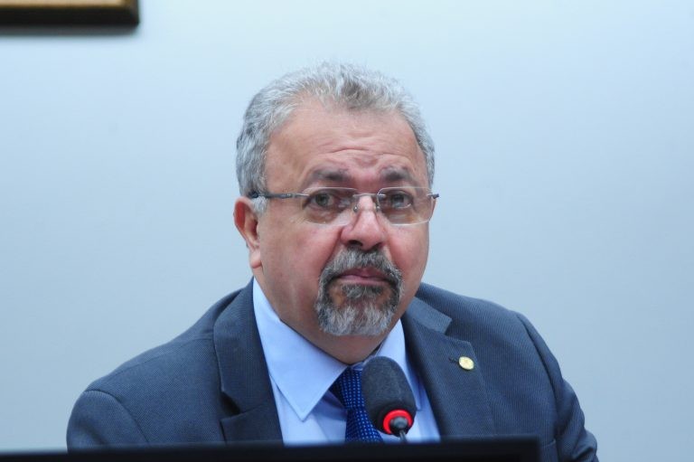 O deputado Elias Vaz sugeriu a revogação de parte da lei que trata do tema - (Foto: Billy Boss/Câmara dos Deputados)