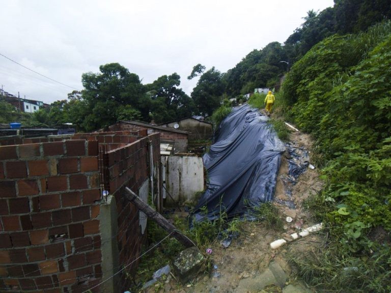Deslizamento de encosta no Jardim Monte Verde, Recife - (Foto: TV Brasil)