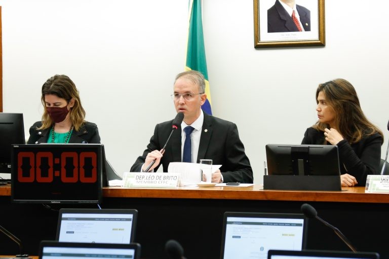 Deputado Léo de Brito e Shirley Menezes (D), juíza de Rio Branco - (Foto: Elaine Menke/Câmara dos Deputados)