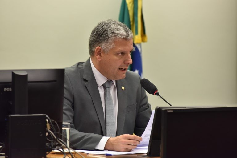 Substitutivo de Dr. Frederico simplifica a publicidade das pesquisas - (Foto: Zeca Ribeiro/Câmara dos Deputados)