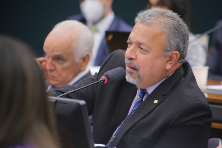 Elias Vaz denuncia compra de farmácias populares para aplicar golpes no consumidor - (Foto: Billy Boss/Câmara dos Deputados)