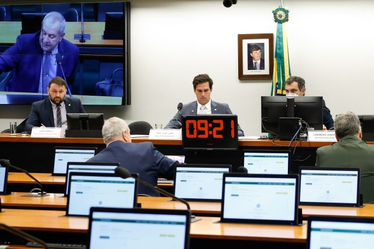  João Derly (E), bicampeão mundial de judô, e o deputado Luiz Lima (C) - (Foto: Elaine Menke/Câmara dos Deputados)