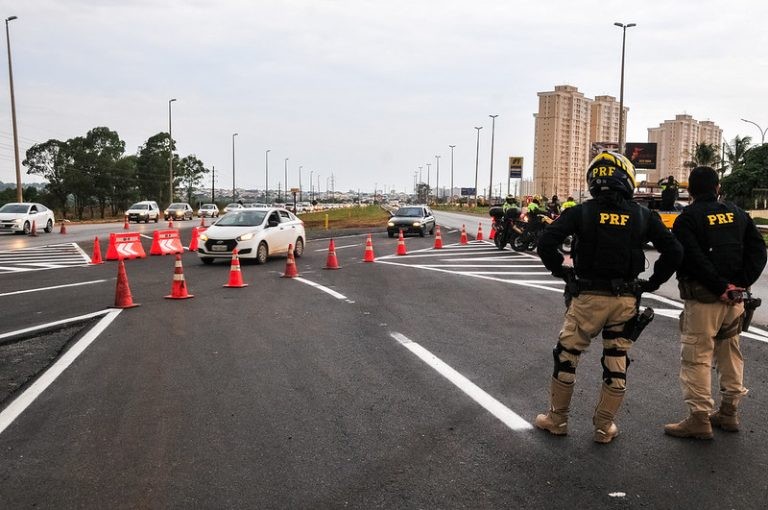 Policiais rodoviários federais acompanham bloqueio em via de Brasília - (Foto: Joel Rodrigues/Agência Brasília)