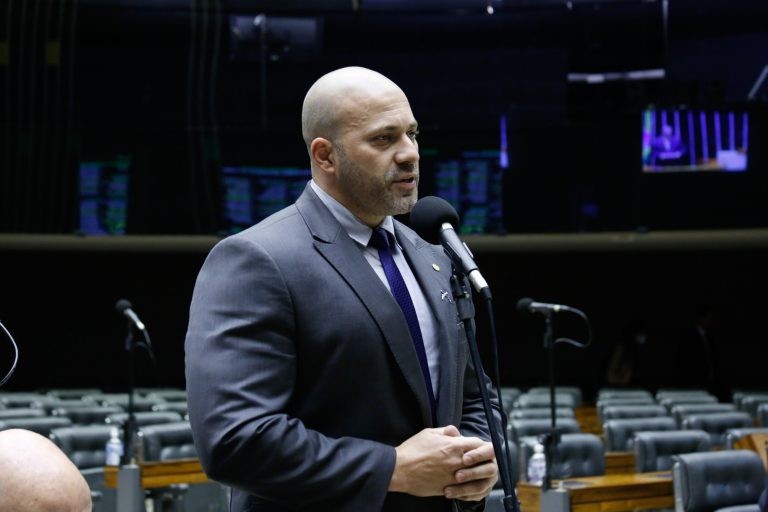 Daniel Silveira alterou proposta para garantir distanciamento durante abordagem - (Foto: Elaine Menke/Câmara do Deputados)
