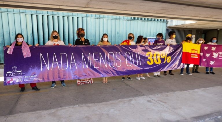 Mulheres em manifestação pela cota de 30% de vagas no Legislativo, em 2021 - (Foto: Lula Marques/FotosPúblicas)