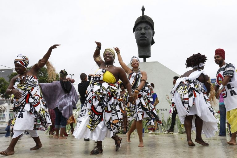 Mulheres fazem apresentação de dança afro - (Foto: Fernando Frazão/Agência Brasil)
