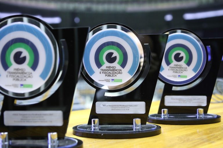 Troféu concedido no ano passado - (Foto: Antônio Augusto/Câmara dos Deputados)