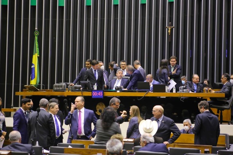 Deputados analisam propostas em sessão do Plenário - (Foto: Paulo Sérgio/Câmara dos Deputados)