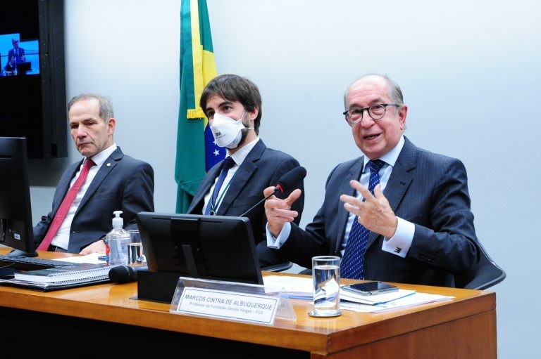 Marcos Cintra (D): excesso de autonomia pode inviabilizar a manutenção de vários municípios - (Foto: Billy Boss/Câmara dos Deputados)