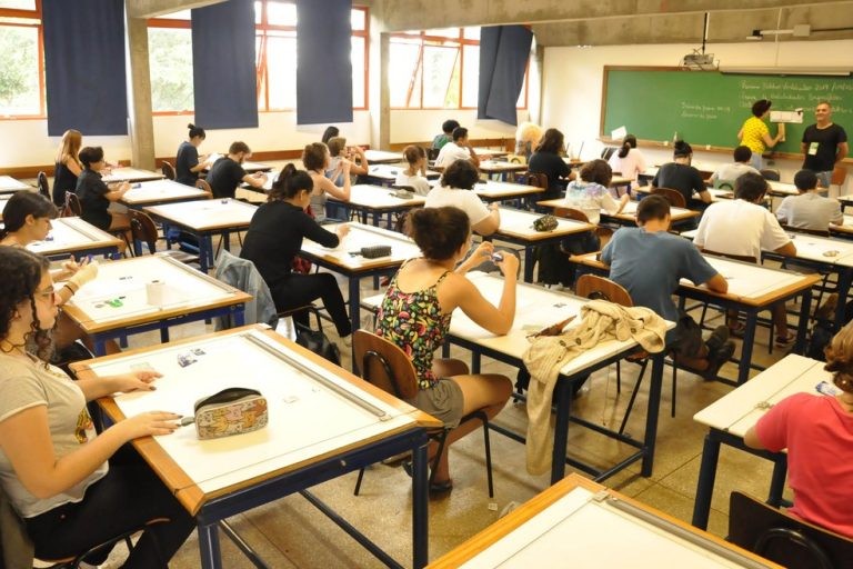 Jovens em sala de aula na Universidade Estadual de Londrina (PR) - (Foto: Divulgação/UEL)