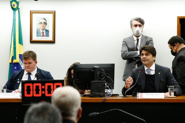 Deputados Rigoni (E) e Pedro Paulo, respectivamente autor e relator da proposta - (Foto: Elaine Menke/Câmara do Deputados)