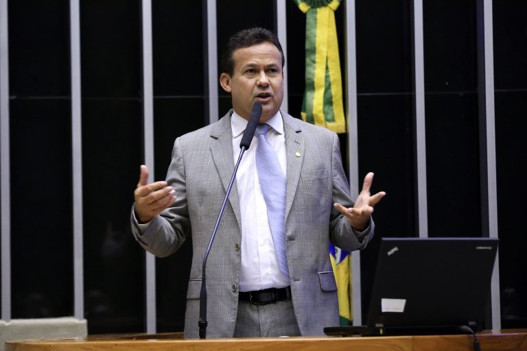 Deputado Neucimar Fraga recomendou a aprovação da proposta - (Foto: Michel Jesus/Câmara dos Deputados)