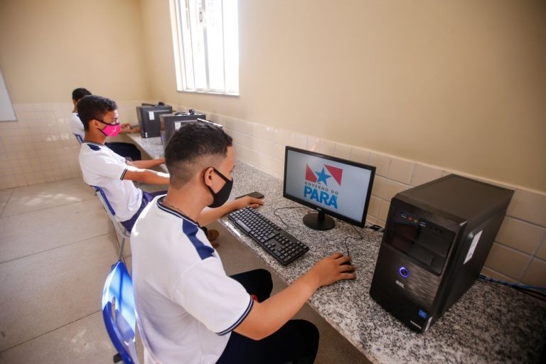 A minoria das escolas públicas tem internet no Brasil - (Foto: Marco Santos/Agência Pará)