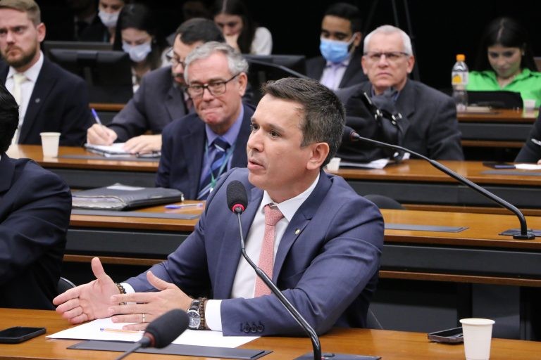 Felipe Carreras quer conhecer medidas para diminuir discrepâncias de cobertura - (Foto: Wesley Amaral/Câmara dos Deputados)