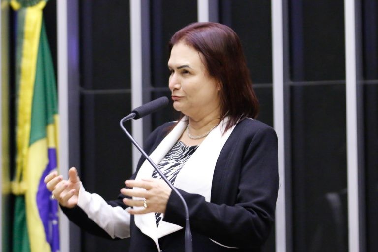 Professora Rosa Neide recomendou a aprovação da proposta, com mudanças - (Foto: Marina Ramos/Câmara dos Deputados)