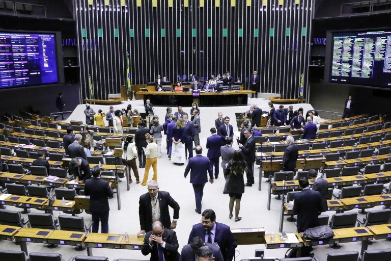 Parlamentares comemoram derrubada de vetos em sessão do Congresso Nacional - (Foto: Reprodução/TV Câmara)