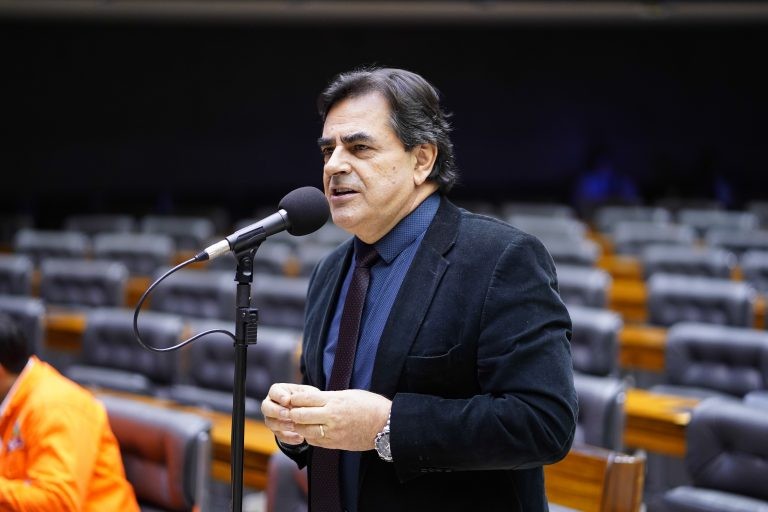 Domingos Sávio: 180 dias é um prazo exíguo para pleitear indenização - (Foto: Pablo Valadares/Câmara dos Deputados)