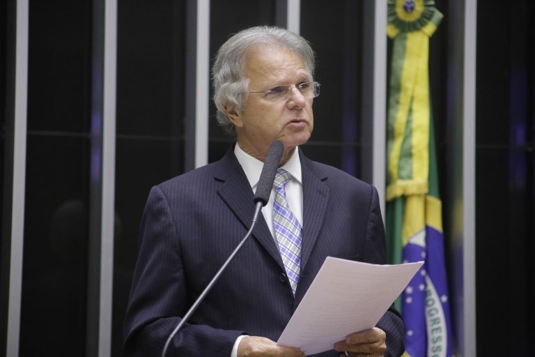 Vanderlei Macris aproveitou o texto de dois projetos de lei - (Foto: Paulo Sergio/Câmara dos Deputados)