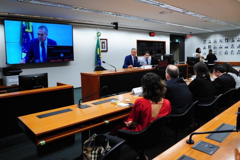 Zé Silva (E): atraso pode ser crucial para o setor - (Foto: Billy Boss/Câmara dos Deputados)