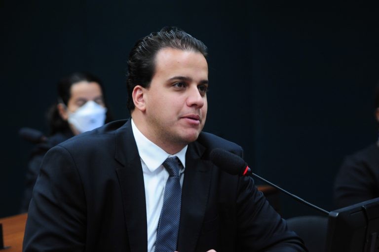 Deputado Lucas Gonzalez recomendou a aprovação da proposta, com mudanças - (Foto: Billy Boss/Câmara dos Deputados)