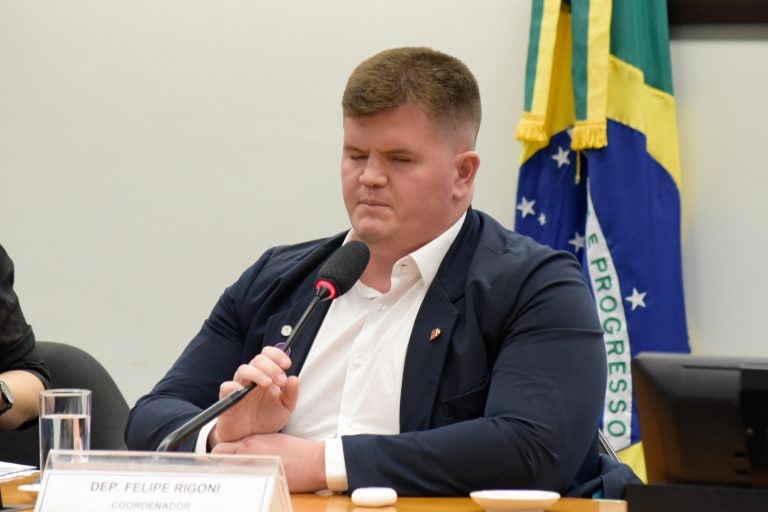 O autor da proposta, deputado Felipe Rigoni - (Foto: Alan Rones/Câmara dos Deputados)