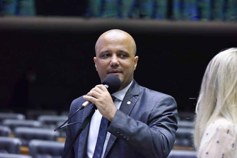 Vitor Hugo: medida visa aumentar a segurança - (Foto: Zeca Ribeiro/Câmara dos Deputados)