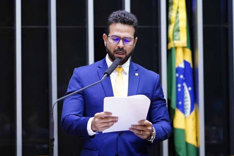 Gil Cutrim lê parecer sobre a medida provisória - (Foto: Pablo Valadares/Câmara dos Deputados)