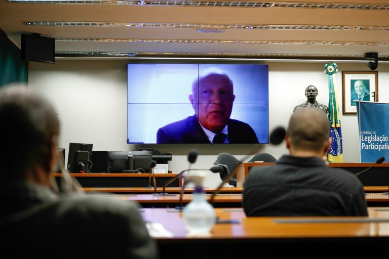 Joaquim Neto (no telão) prometeu ampliar o debate antes de decisão definitiva - (Foto: Elaine Menke/Câmara do Deputados)