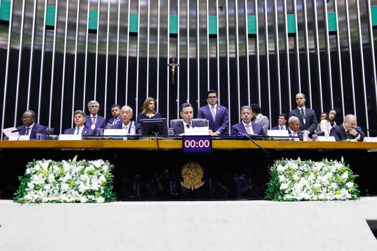 Fux (E) acompanha a sessão ao lado do presidente de Portugal, do Senado e da Câmara (da esquerda para a direita) - (Foto: Marina Ramos/Câmara dos Deputados)