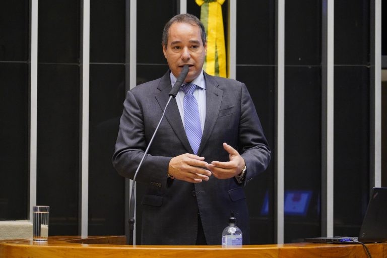Proposta de Luis Tibé também obriga plataformas a contratar seguro para motoristas - (Foto: Pablo Valadares/Câmara dos Deputados)