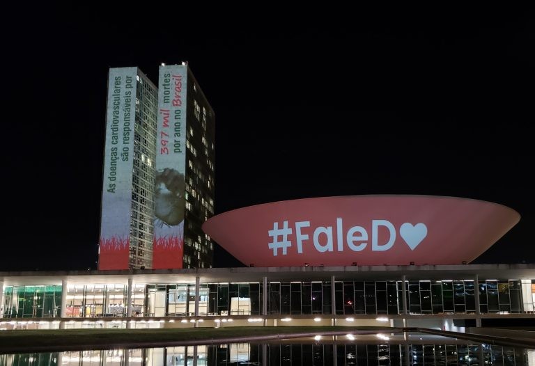 Frase projetada nas torres do Congresso faz alerta sobre doenças cardiovasculares - (Foto: Pierre Triboli/Câmara dos Deputados)