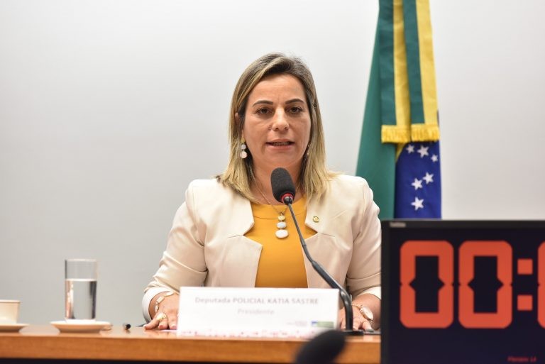 A autora da proposta, deputada Policial Katia Sastre - (Foto: Zeca Ribeiro/Câmara dos Deputados)