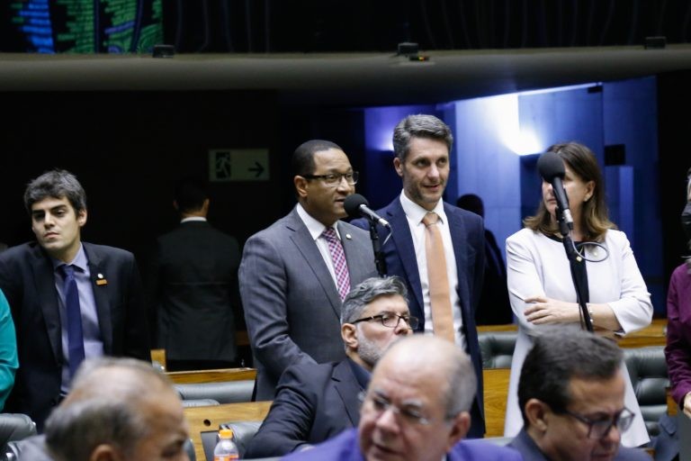 Deputado Joceval (ao microfone), autor do projeto de lei - (Foto: Elaine Menke/Câmara do Deputados)