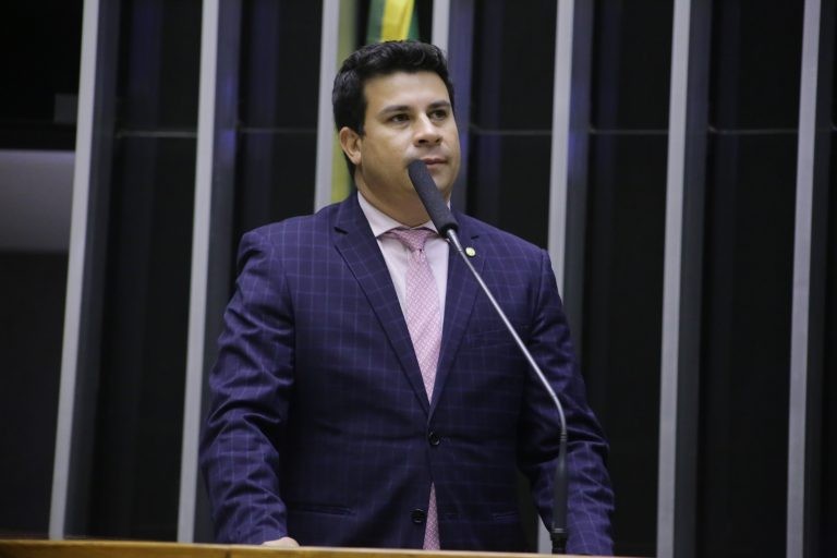 O autor da proposta, deputado Carlos Veras - (Foto: Paulo Sergio/Câmara dos Deputados)