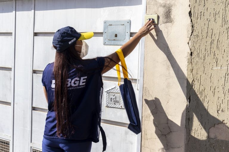 Agente do IBGE visita residência; dados são colhidos por meio de questionários - (Foto: Depositphotos)